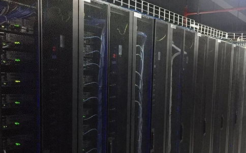 如何选择合适的服务器配置以及有哪些应用程序？