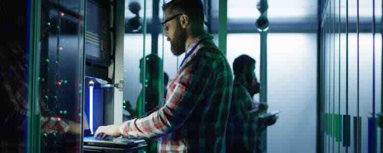 主机托管定价指南：2025年服务器空间的主机托管费用是多少？