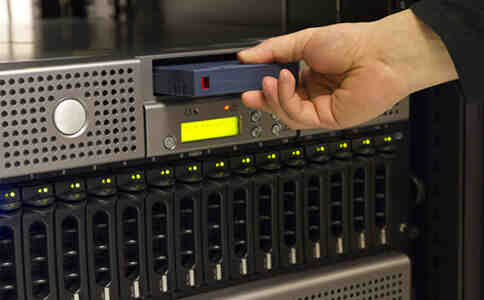 如何为香港站群服务器配置防火墙和安全策略，确保多个站点的数据安全？