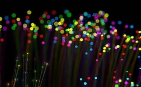 如何通过俄罗斯文件传输服务器实现文件的分块传输和并行传输？