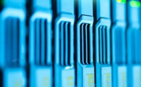 如何通过使用更好的网络协议栈来减少意大利服务器网络延迟?