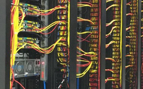 在新加坡选择云服务器时，如何考虑本地法律和数据隐私法规？