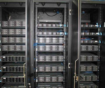 如何通过阿里云的分布式存储系统实现数据的高可用性与冗余？