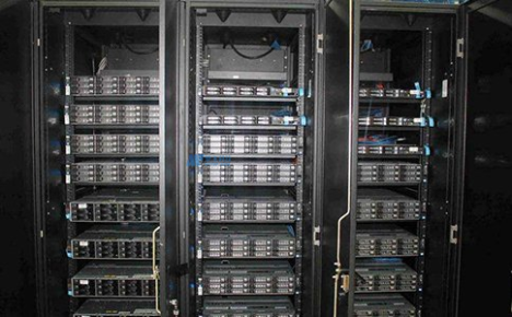 如何在俄罗斯服务器加速器上实现高效的大规模数据处理和存储？