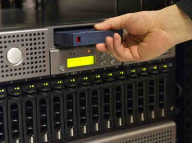 如何为香港站群服务器配置防火墙和安全策略，确保多个站点的数据安全？